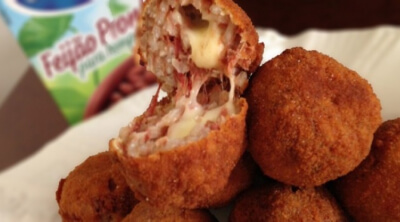 bolinho de arroz com carne seca e queijo meia cura