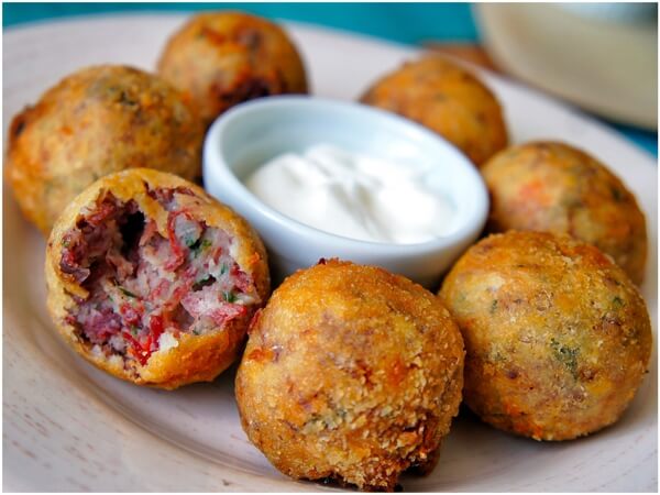 bolinhas de carne seca com queijo coalho